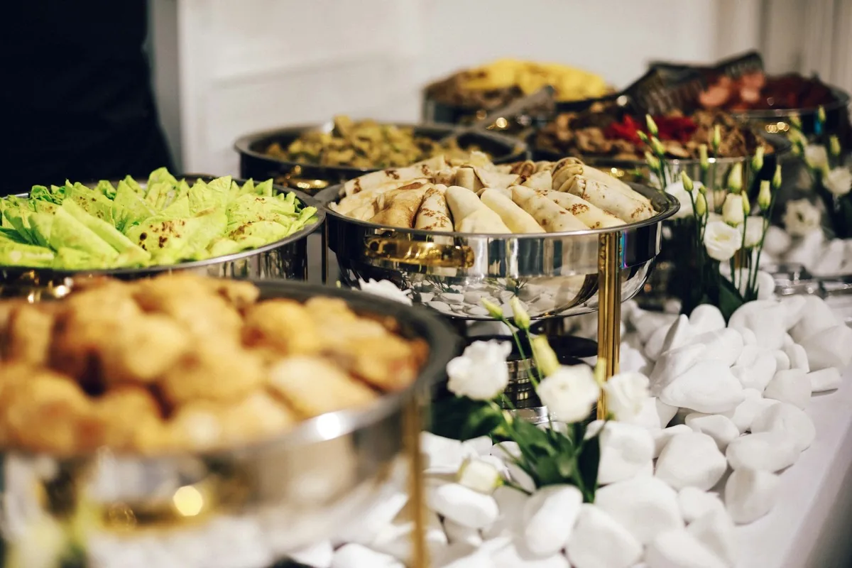 Professionelles Catering-Buffet mit Warmhaltebecken bei einer Firmenveranstaltung